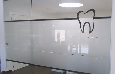 برچسب شیشه مات کن برای کلینیک دندانپزشکی
